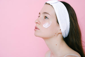 Ar verta įtraukti hialurono rūgštį į savo odos priežiūros rutiną?